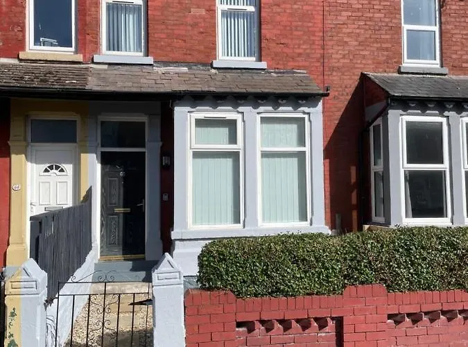 Gorton Holiday Home